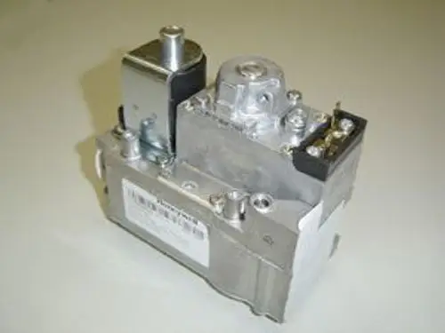 Gasregelblock von Remeha, metallisches Gehäuse, mit mehreren Anschlüssen und einem Druckregler. Detailreiche Konstruktion, geeignet für gasbetriebene Systeme.